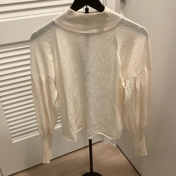 Sfera Knit Top Sz M Cream Mock Neck Pleated Sleeve Knit Chic Sweater Fall Winter - Picture 2 of 5